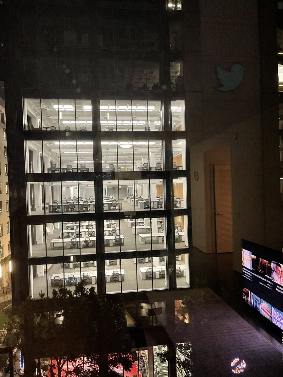 jonschen88's tweet photo. @Twitter @elonmusk @jack Twitter building lights / you are my nightly blights / stop wasting energy / my sleep in jeopardy / turn of the f***ing bulbs / you uncaring imbeciles @TwitterSF #saveenergy #sf #gogreen https://t.co/8ClfuCCKzO