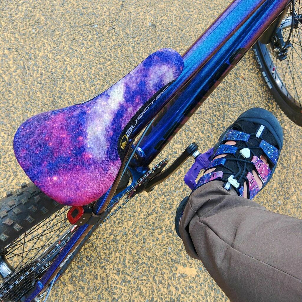 Riding_Fishing's tweet photo. サドルとお揃いのサンダル😆
#KeenNewport #KeenNewportH2 #BURGTEC
#BTL702 #MTB #MTBLIFE #mountainbike #マウンテンバイク https://t.co/tg7iytsGpV https://t.co/WHWkKSIETx