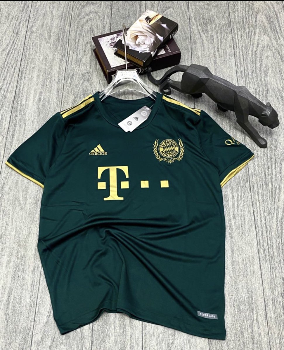 samev_n_a's tweet photo. A THREAD OF MATCHING JERSEYS x SNEAKERS
..
Bayern Munich Fc x Reebok Zig Dynamica 2.0
..
(*Dicounts on the Jerseys + Free socks for the sneakers*) 
..
#MiaSanMia 

Thread; https://t.co/G4cG8MYqUY