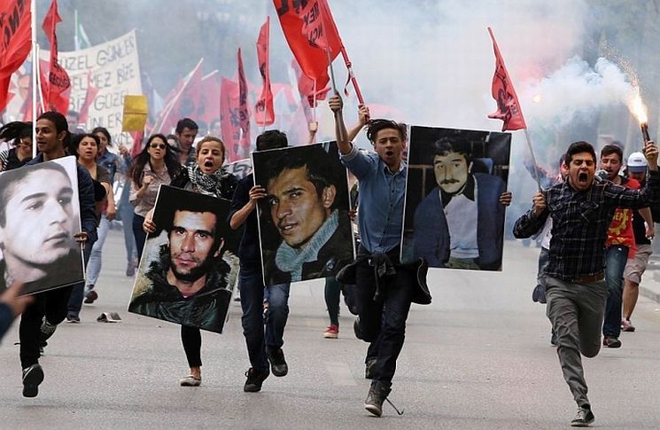 baskalaricom's tweet photo. Bitmedi daha sürüyor o kavga... #denizgezmis #DenizYusufHuseyin https://t.co/XhhWcvJNAu