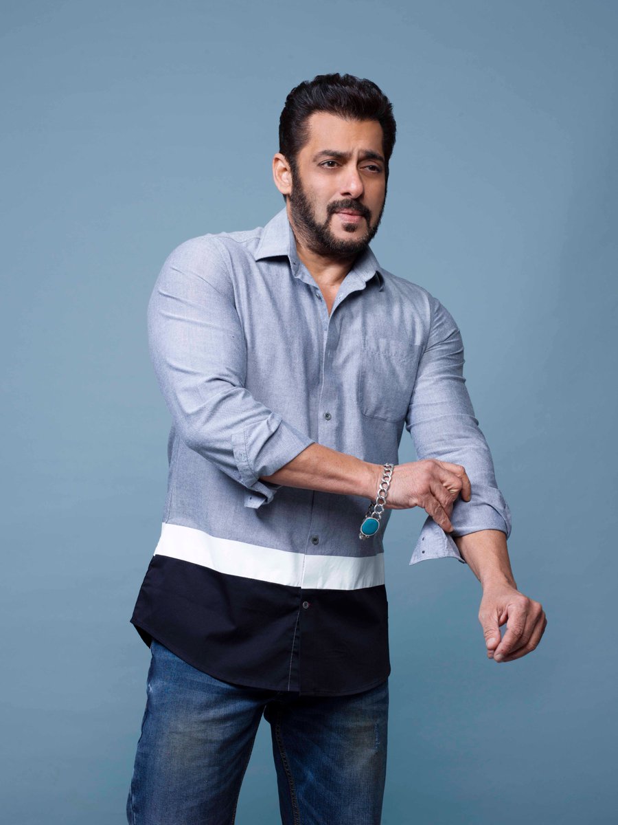 bebeinghuman's tweet photo. Shirt tucked out and sleeves folded up. @beingsalmankhan casually transitioning from a formal to casual look.

Shop this look now at your nearest store or https://t.co/b2vfQu7J6W

#BeingHumanClothing #LoveCareShare #BeingHuman https://t.co/IFU4u8cZlz