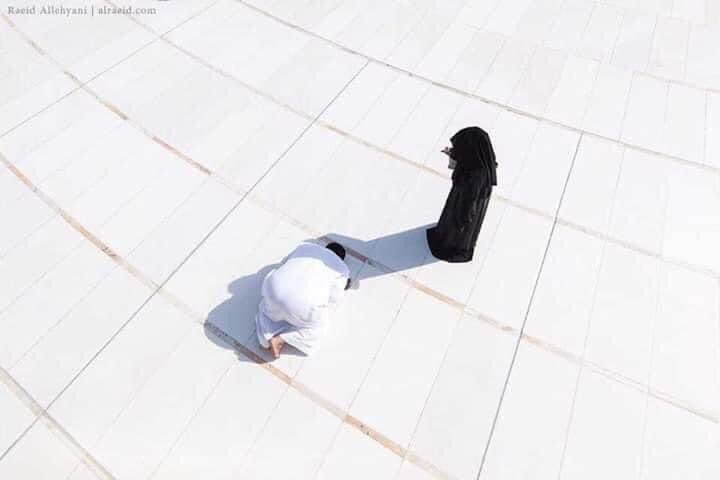 كان يُناديها بـ " القمر " فـ كسفت عنه الشمس محبةً ❤️