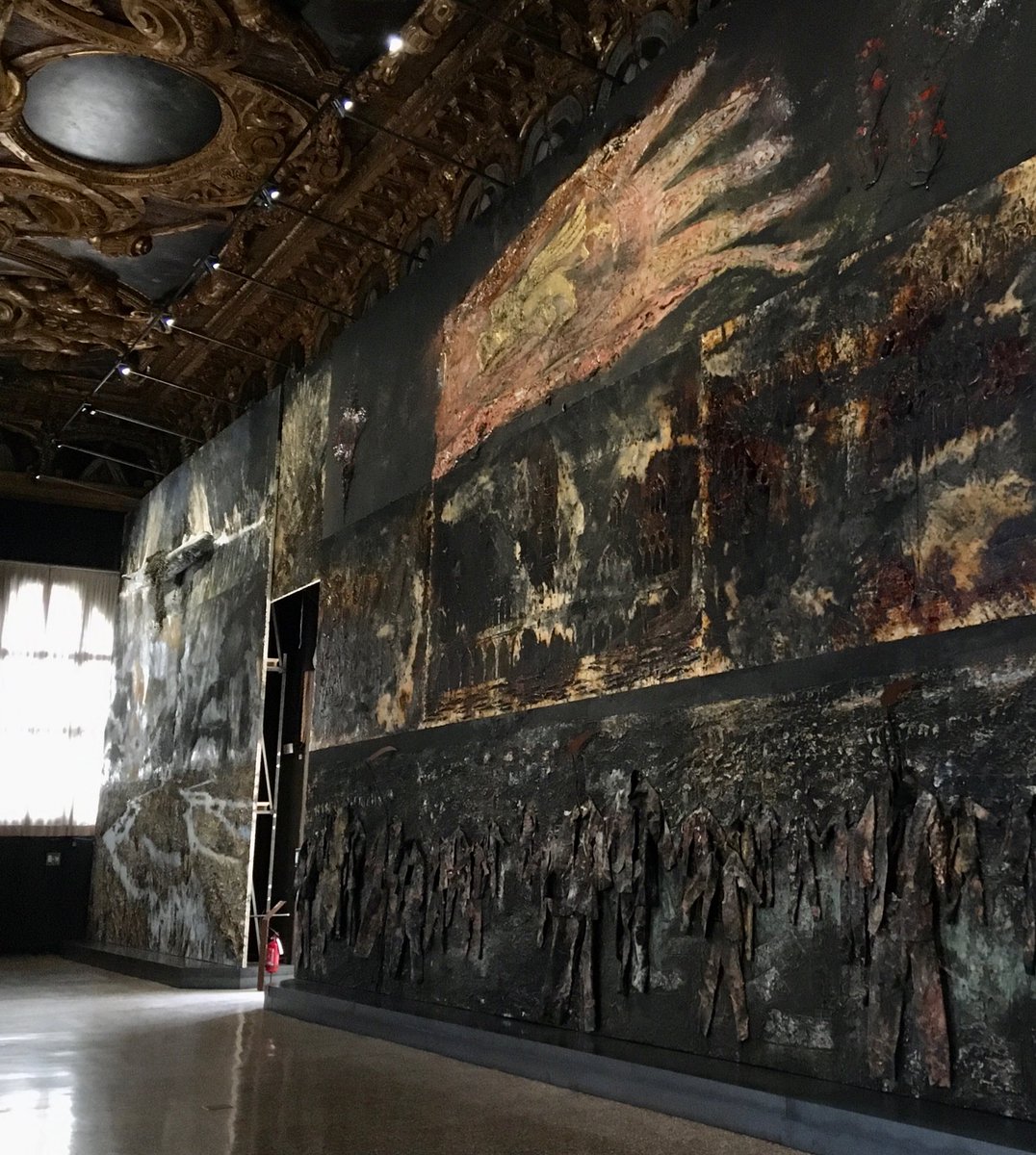 The Lion of #Venice/#Venezia, then and now, @ the #PalazzoDucale. The contemporary version is by the incomparable #AnselmKiefer