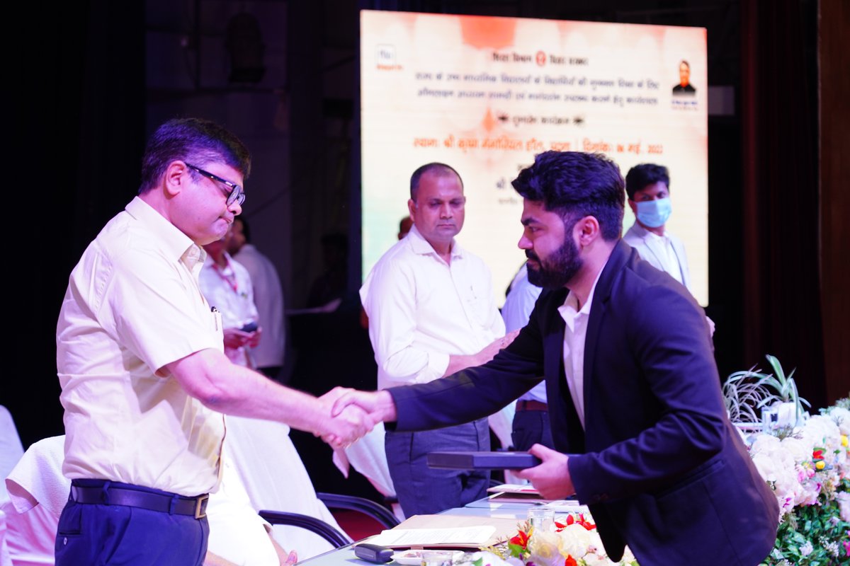 askfilo's tweet photo. Filo Founding team felicitates the eminent dignitaries of the event.
-
#AskFilo #FiloForBihar https://t.co/CeX4FrWxS0