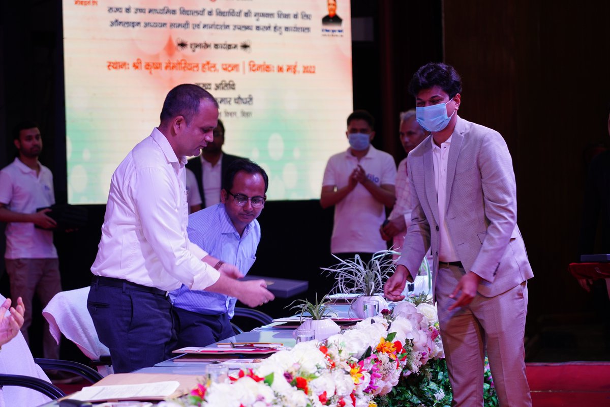 askfilo's tweet photo. Filo Founding team felicitates the eminent dignitaries of the event.
-
#AskFilo #FiloForBihar https://t.co/CeX4FrWxS0