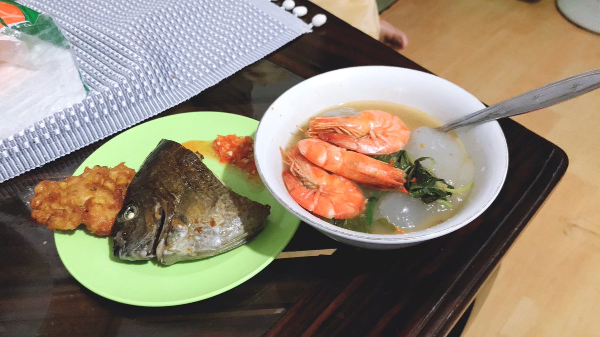 acarnanash's tweet photo. Klau papua bilangnya papeda.. 
d tempatku namanya kapurung.. 

Kecut.. asem.. gurih

DEBEST!!!! https://t.co/QYE0d0KLYL