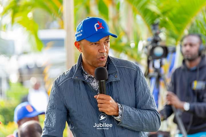 kuriasolomonK's tweet photo. A quick one. 
If the choice was between the two, who would you pick to be Raila's running mate?
RETWEETS for Sabina Chege.
LIKES for Peter Kenneth.

Rao Tosha. https://t.co/NgAlZdMIRx
