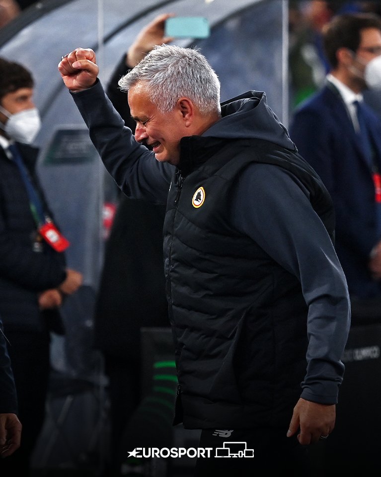 Eurosport_IT's tweet photo. Questa foto 🥺❤️

#ASRoma | #UECL | #Mourinho https://t.co/Y1q2mtK3bZ