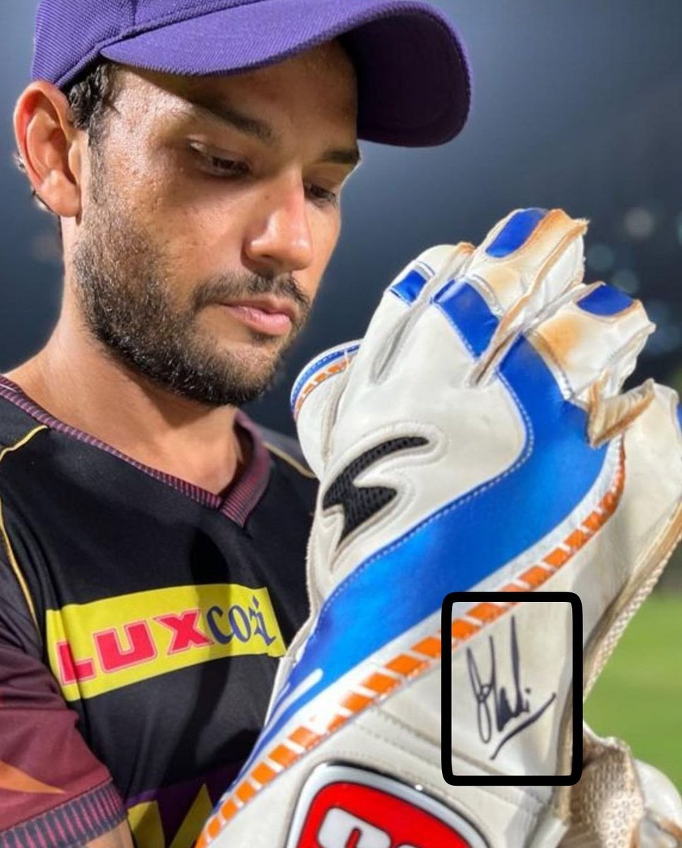WhistleArmy's tweet photo. KKR Wicket Keeper ❤️😍

@MSDhoni #IPL2022 #WhistlePodu https://t.co/lyx1w4fTBb