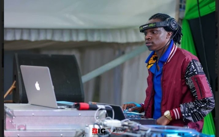 kitengefest2022's tweet photo. Our djs for the night @djvortex254 @m_the_deejay and @deejay_jmore ... shukran. Your sets were amazing. The crowd was up and grooving. Kazi safi
#Kitengefashionfest2022 #eventdjs #FASHIONGALA #RUPASMALL #TWENDETUKIUKE #safaricomsponsorships #Eldoret https://t.co/2oI4uGFKGX