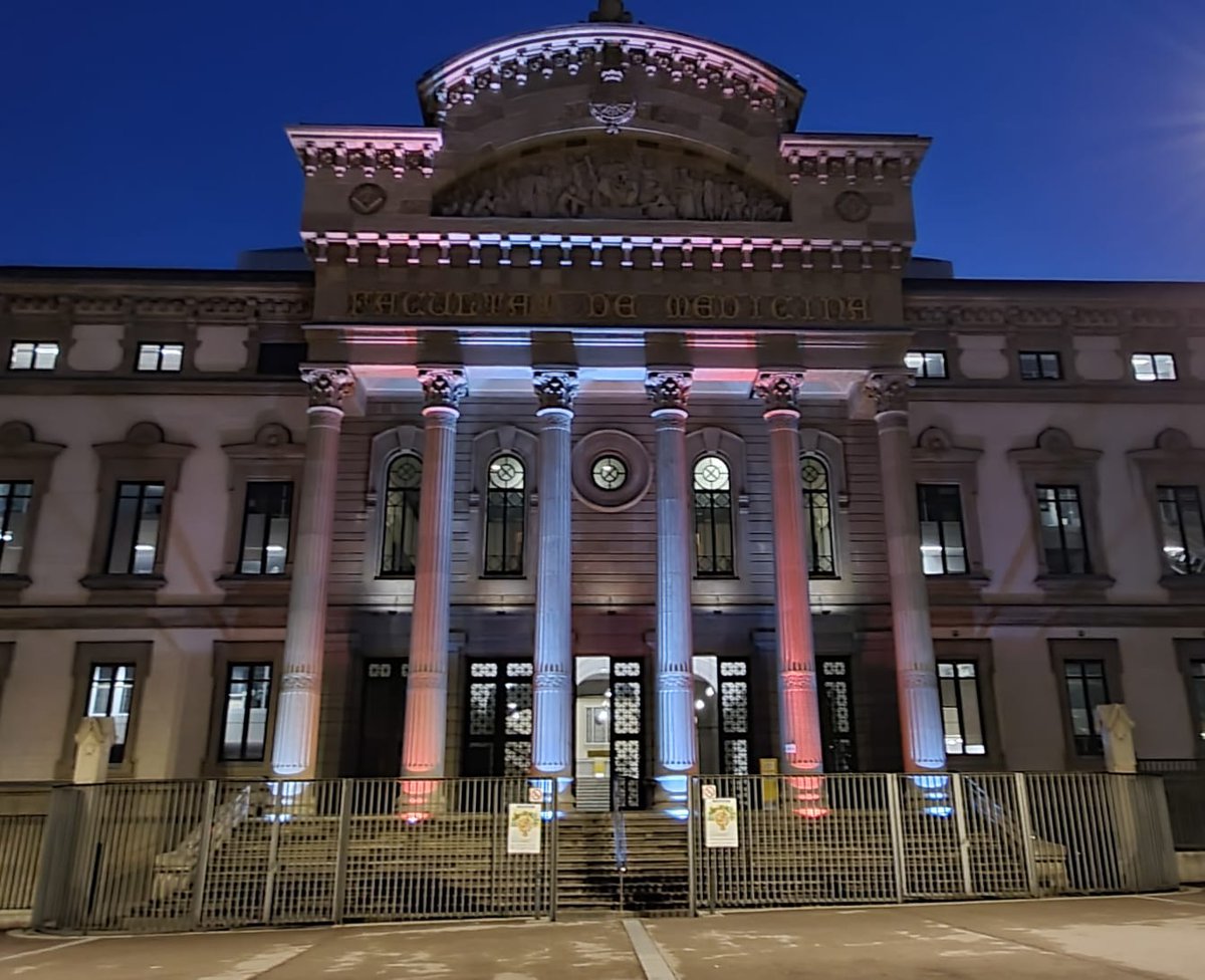 Il·luminem la Facultat pels pacients de la malaltia de Huntington, una malaltia rara que afecta al sistema nerviós donant lloc a símptomes motors, cognitius i psiquiàtrics. Seguirem cada dia posant el nostre gra de sorra per millorar la qualitat de vida d´aquests pacients