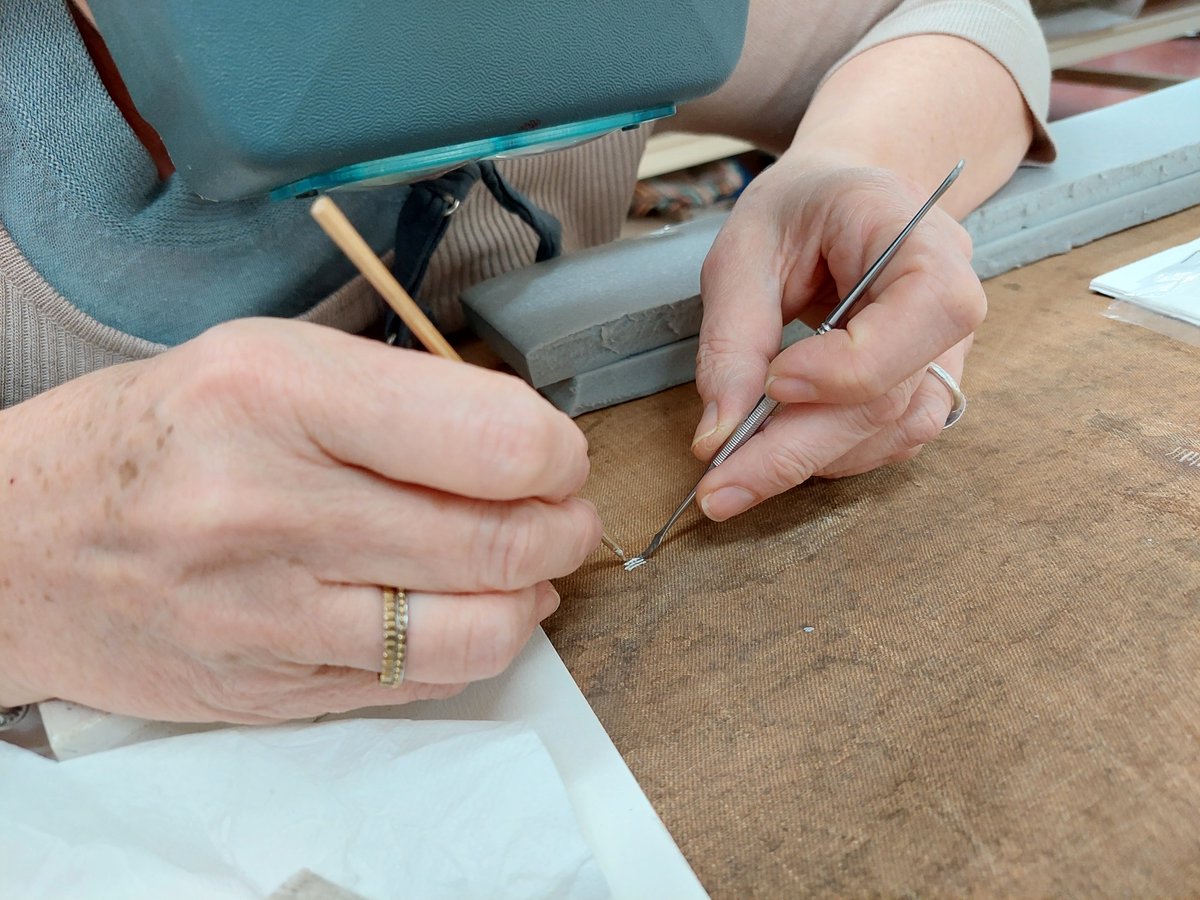 c2rmf's tweet photo. La restauration du Portait du Duc d'Aumale se poursuit au #C2RMF avant son départ pour @CdeChantilly
La restauratrice, Chantal Bureau, réalise un fil à fil sur chaque déchirure au revers du tableau
@CVersailles @MinistereCC @associationFFCR #ConservationRestauration #Winterhaler https://t.co/x0MRpHcbPr