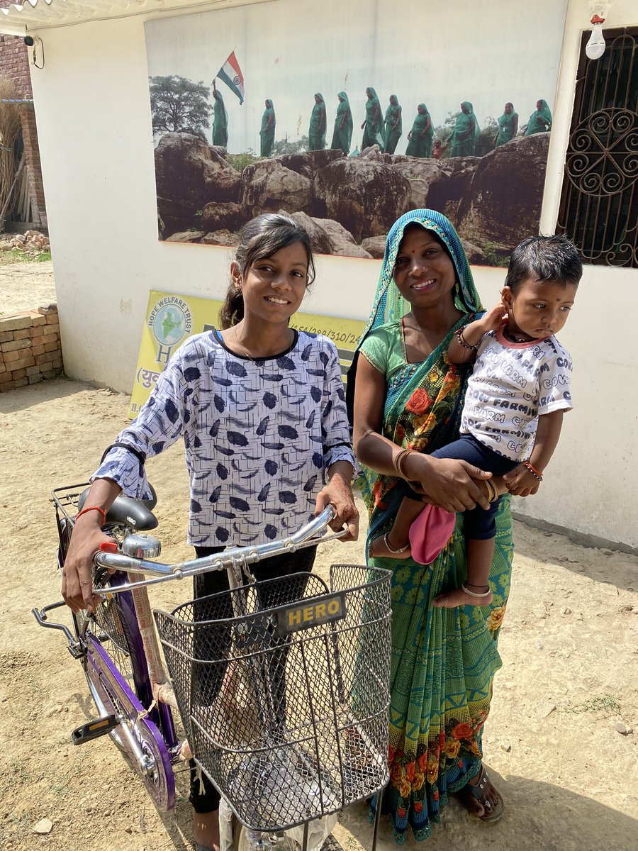 आज का दिन सुखद रहा ,,,, यह लड़की जिसका नाम रितिका है, कक्षा 8 में पढ़ती है,, क्लास की टॉपर है,, प्रतिदिन स्कूल 9 किलोमीटर पैदल जाती है,घर की आर्थिक स्थिति ठीक ना होने की वजह से साइकिल नहीं खरीद पा रही थी,,, आज इस बच्ची को साइकिल दिलवाया इसकी खुशी देखने लायक थी।#Hope 

#happiness