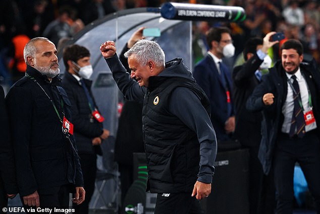 footyvinny's tweet photo. This guy! Pure Passion. #josemourinho 
@markgoldbridge @ManUtd @ASRomaEN @MikeLUHG2 @UtdDistrict @UtdFaithfuls #UEFAConferenceLeague #ROMLEI #RomaLeicester #CristianoRonaldo https://t.co/s2CxQiHZit