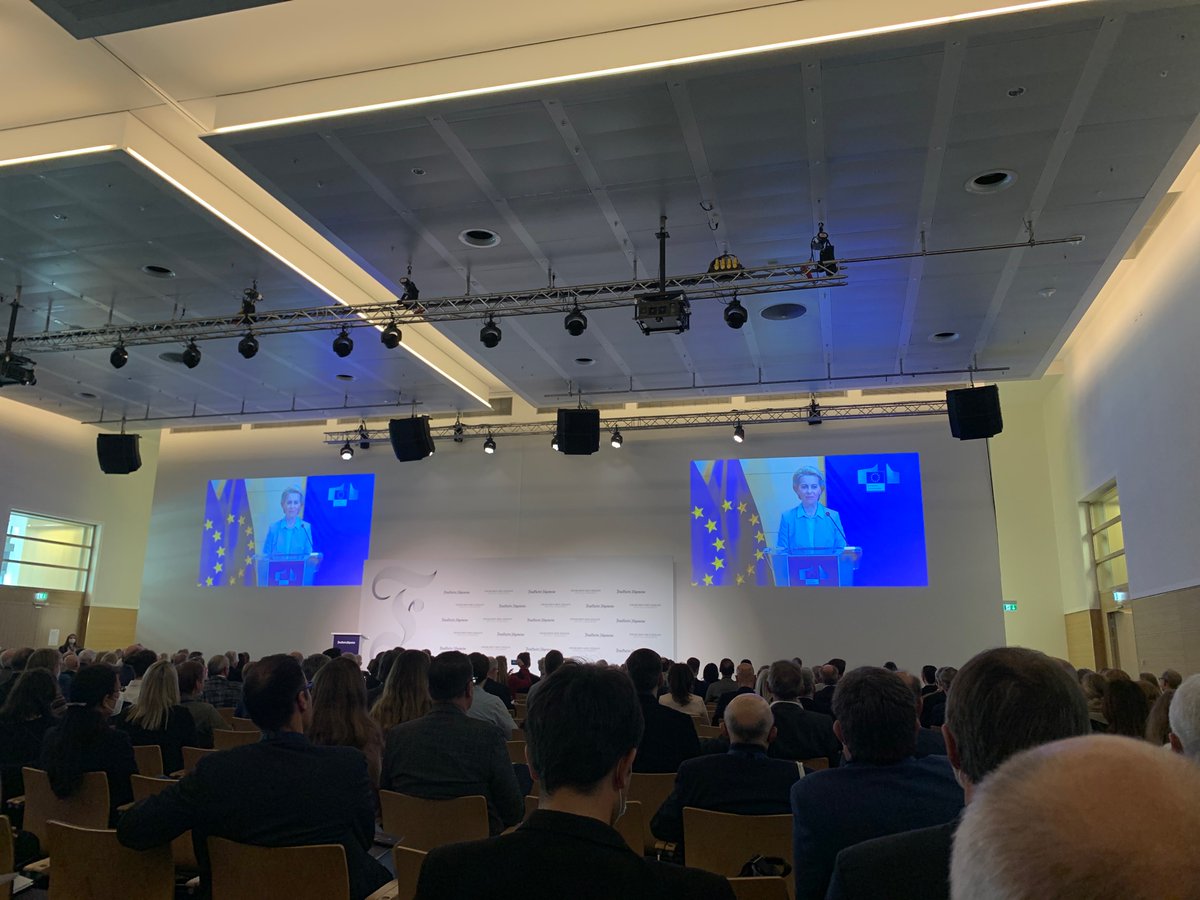 JoPennekamp's tweet photo. Auf geht’s in Frankfurt - Ursula von der Leyen spricht beim #fazkongress Endlich wieder eine Offline-Veranstaltung, alles Wichtige bei uns im Liveblog: https://t.co/vq99m10cgp @vonderleyen https://t.co/XCeBuUeGKK