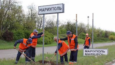 politringby's tweet photo. Украинские дорожные знаки на въезде в Мариуполь заменили на русские — Минтранс ДНР

Министерство транспорта ДНР опубликовало фотографии с места проведения работ по замене дорожных знаков в освобожденных населенных пунктах. https://t.co/26uC0LKyw3