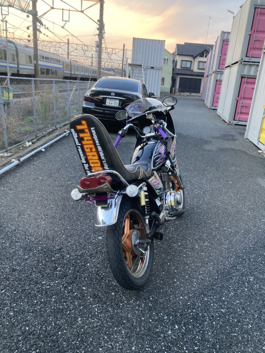 Hawk23150's tweet photo. チームメンバーの単車がここ2週間くらいで入口サンダーで切られて中は消化器撒かれて盗まれました！

拡散お願いします🙇‍♂️

場所は栄区飯島町でかなりわかりにくい場所なので、単車置き場の情報流したのは知り合いの可能性大です。

見つけたら自分に連絡ください

#拡散希望 https://t.co/53alJz0jKG
