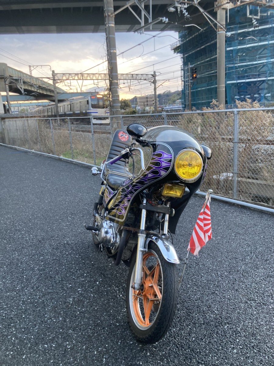 Hawk23150's tweet photo. チームメンバーの単車がここ2週間くらいで入口サンダーで切られて中は消化器撒かれて盗まれました！

拡散お願いします🙇‍♂️

場所は栄区飯島町でかなりわかりにくい場所なので、単車置き場の情報流したのは知り合いの可能性大です。

見つけたら自分に連絡ください

#拡散希望 https://t.co/53alJz0jKG