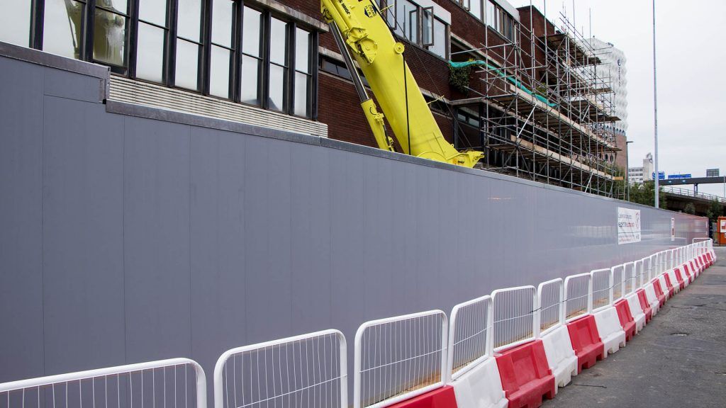 FenceSafe's tweet photo. Are you in the market for a hoarding system but don't know which to choose... timber or recycled composite plastic? 

Well check out this blog post here: https://t.co/LVOeWK7Sh1

#hoardingsystems #constructionhoarding #sitehoarding #recycled #timber #timberhoarding #perimeter https://t.co/z5hiphVAb7