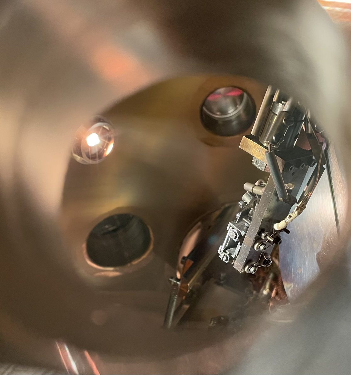 signeky's tweet photo. Shining oxygen atoms headed towards our sample. On the surface they are examined using x-rays generated by #ASTRID2 at @NatSci_AU. #beamtime #astro_intercat https://t.co/guDTvzP7OI