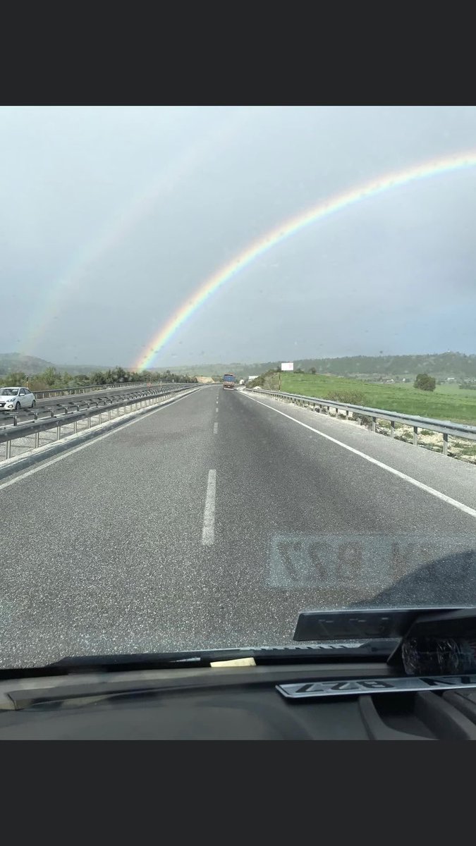 #HayırlıCumalar
 Siyah neden gökkuşağında olmak istesin ki, gece tamamıyla ona aitken … 🌈