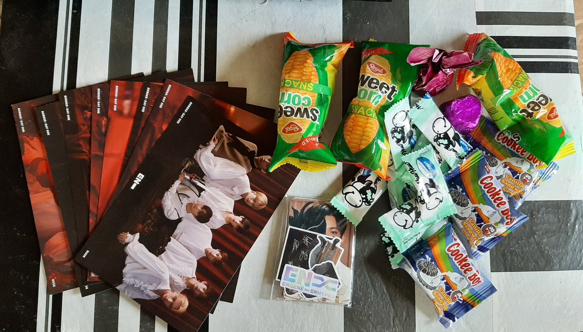 liarchx24's tweet photo. May mga poging umuwi! Thank you so much for these po, @pixiemer 💕 Nasurprise po ako sa napakalaking kahon😅, super safe na packaging, and napakadaming freebies! It made my day po, tysm!!🥰🤍 https://t.co/u1erWktk7t