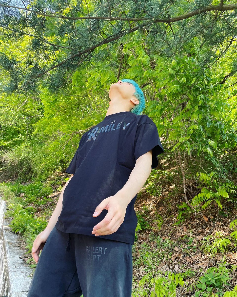LOOKSMKL's tweet photo. #MARK ig post

“breathe breeze” https://t.co/MqWmZzcbZz