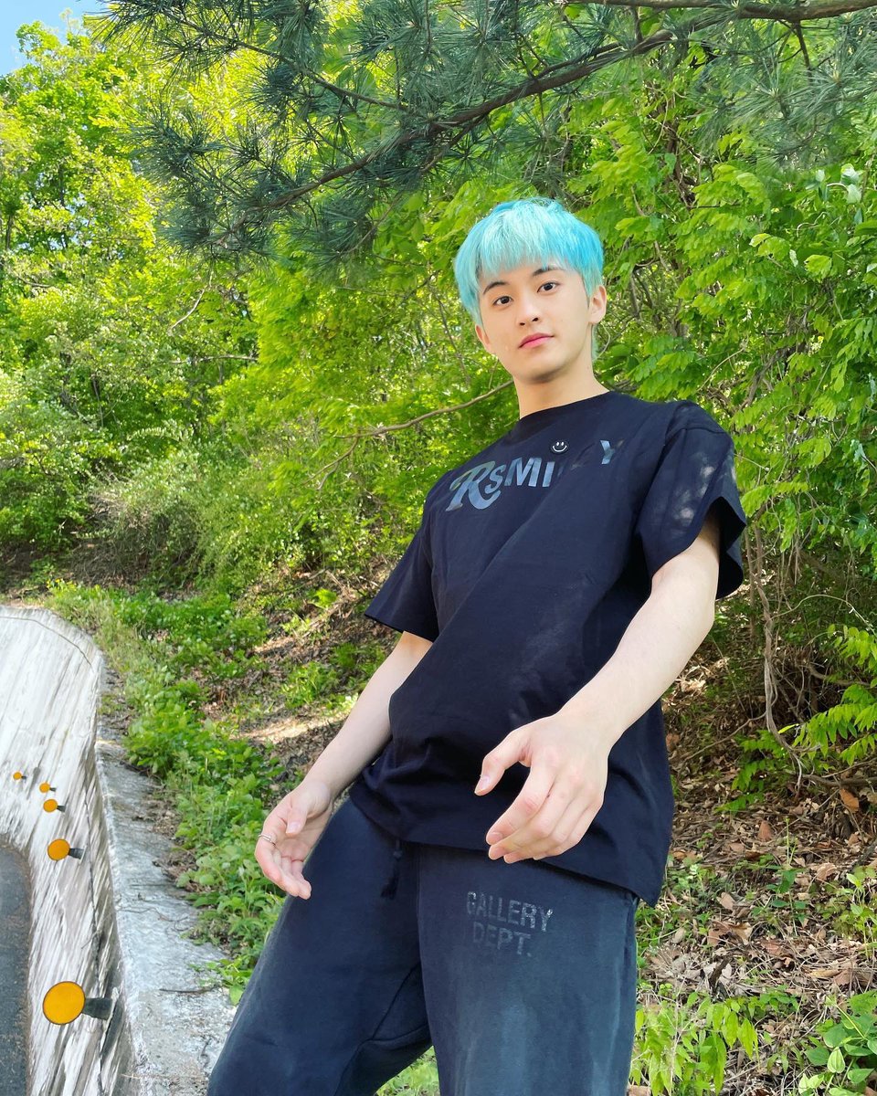 LOOKSMKL's tweet photo. #MARK ig post

“breathe breeze” https://t.co/MqWmZzcbZz
