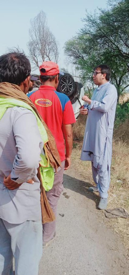 BaloshiP's tweet photo. @SHABAZGIL ڈاکٹر شہباز گل کی گاڑی کو ایک سازش کے تحت ٹکر  ماری گئی جس پر ان کی گاڑی الٹ گی یہ سب ن لیگیون کی سازش کی وجہ سے کیا گیا ہے https://t.co/wsd904C0pp