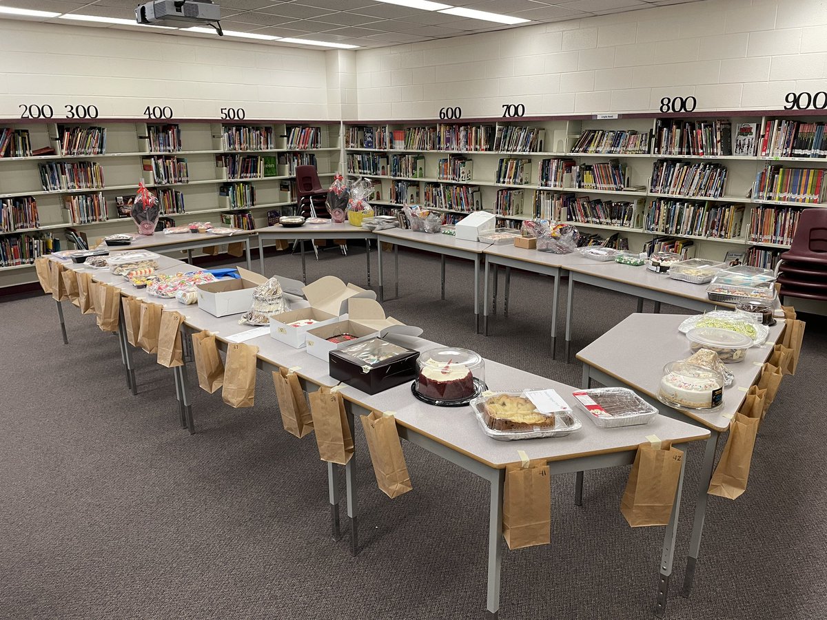 Let there be cake! Thank you AdMac community for supporting graduation 2022!