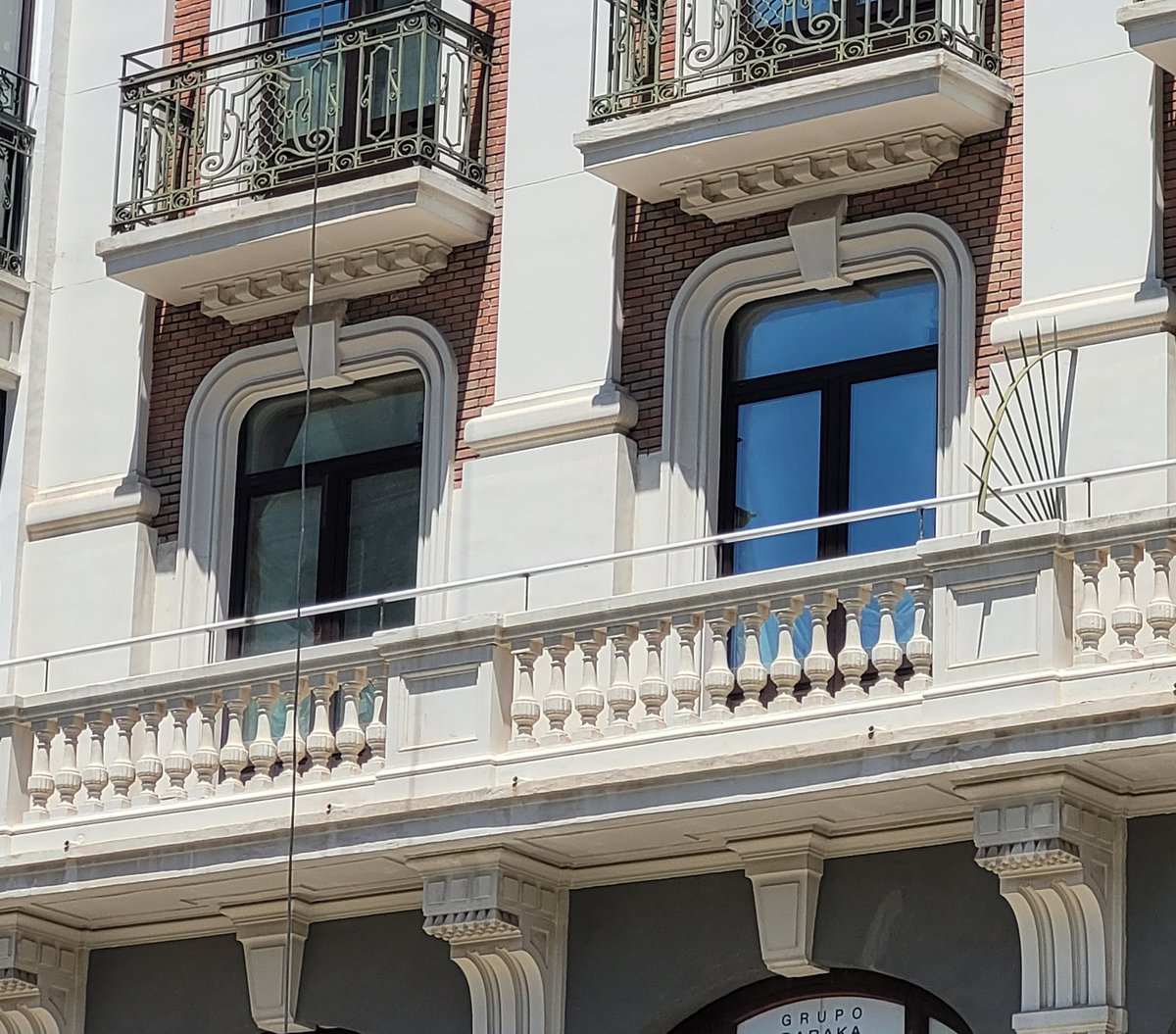Patrimonio_MU's tweet photo. No había otra forma de reforzar la seguridad en las balconadas de la casa Cerdá que encasquetándole estos barrotes??? 🚫

Estamos ante un edificio señero catalogado en el PECHA, donde se deberían cuidar estos detalles 

Urbanismo ha dado el visto bueno @AytoMurcia? https://t.co/jrnV2reWTE
