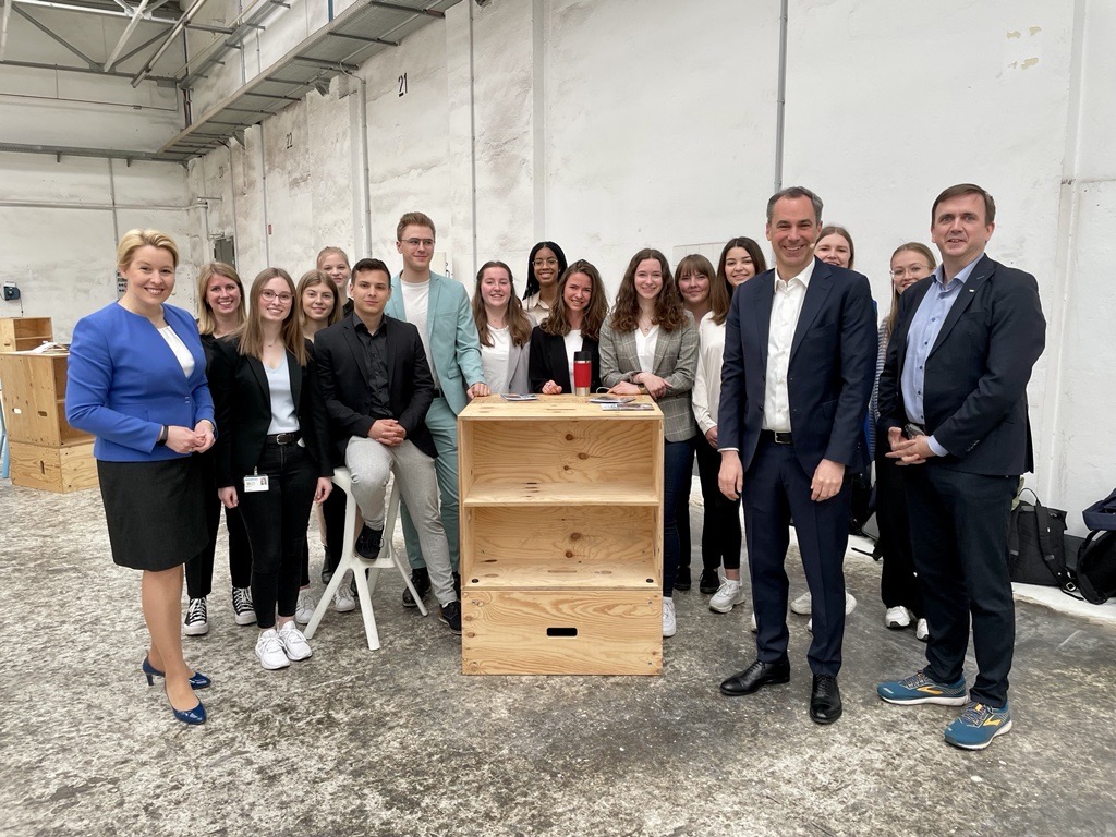 Today was a special day for me: We celebrated 125 years of #Siemensstadt, unveiled the digital twin of <a href="/siemensstadt2/">Siemensstadt Square</a> and launched the revitalization of the Siemensbahn. 

Important steps to turn a vision into reality. Together with fantastic partners.