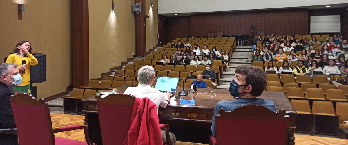 IdansUSC's tweet photo. Como disfrutamos a xornada hoxe! Que orgullo de alumnas @UniversidadeUSC @eTwinning_es #infantilUSC https://t.co/fTT71O6AB3