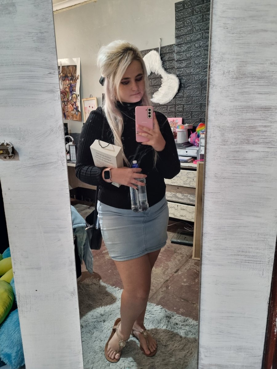 PKittenxx's tweet photo. A little throwback to oldies!
#booktwt #60slook #skirt #blonde https://t.co/z9fTqSLjSx