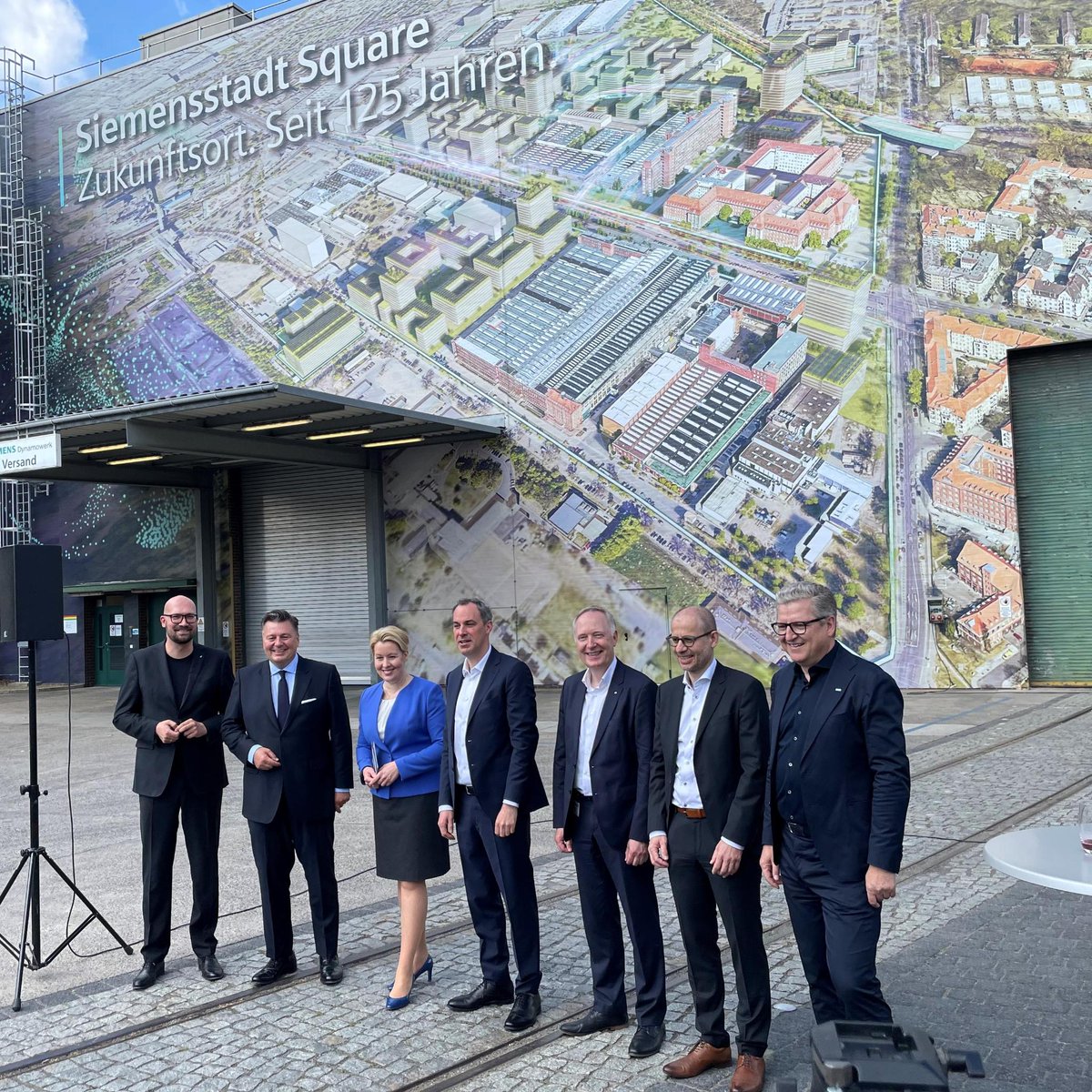 SiemensDE's tweet photo. Unsere #Siemensstadt wird 125 Jahre alt! 🎉 In den nächsten Jahren entsteht hier der inklusive &amp; nachhaltige Zukunftsort Siemensstadt Square. Zum Jubiläum waren heute Franziska Giffey, @NeikeCedrik , @StefanKoegl &amp; die @DB_Presse vor Ort. 👇 @siemensstadt2 @RegBerlin
