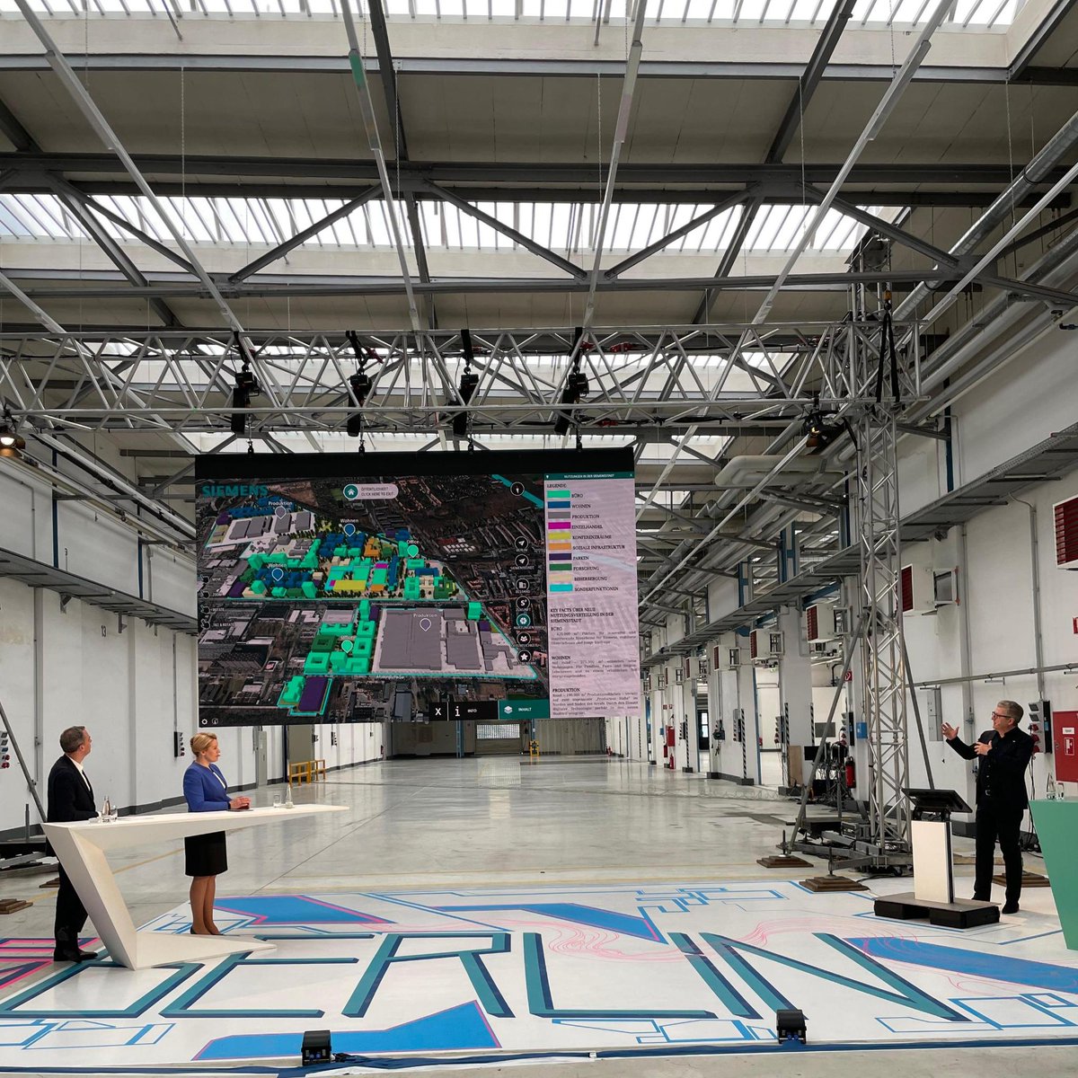 SiemensDE's tweet photo. Unsere #Siemensstadt wird 125 Jahre alt! 🎉 In den nächsten Jahren entsteht hier der inklusive &amp; nachhaltige Zukunftsort Siemensstadt Square. Zum Jubiläum waren heute Franziska Giffey, @NeikeCedrik , @StefanKoegl &amp; die @DB_Presse vor Ort. 👇 @siemensstadt2 @RegBerlin