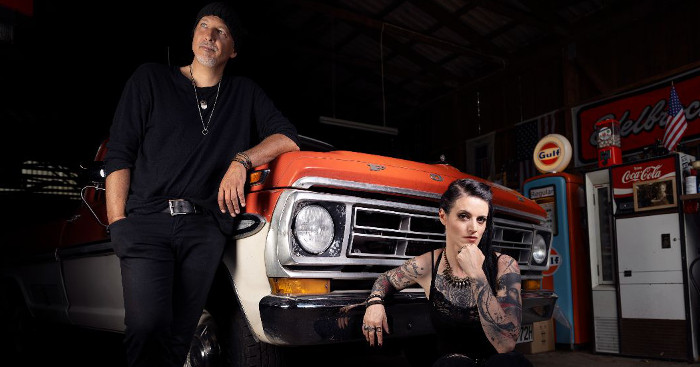 Das Duo <a href="/junksista/">Junksista</a> hat heute seine neue EP "Oxytocin High" veröffentlicht. Außerdem gibt es ein neues Musikvideo zum Titeltrack, das sichtlich den Achtzigern huldigt - jetzt hier bei uns anschauen!

sonic-seducer.de/index.php/de/9…