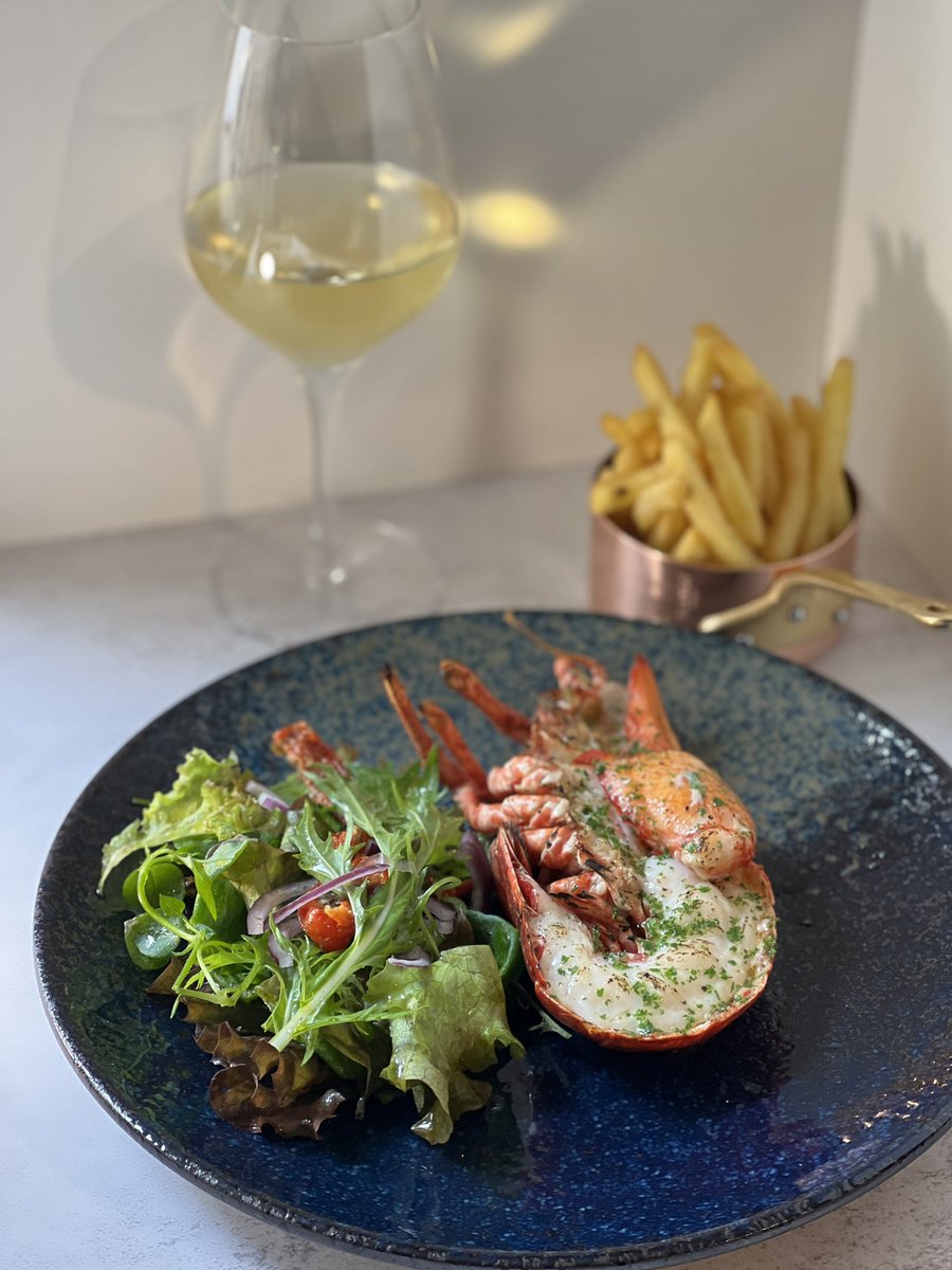 We have a table of 4 available this evening. Enjoy dishes like our East Neuk Lobster with Side Salad &amp; Fries. Add a wee glass of picpoul! 💕
BOOK ONLINE VIA WEBSITE
