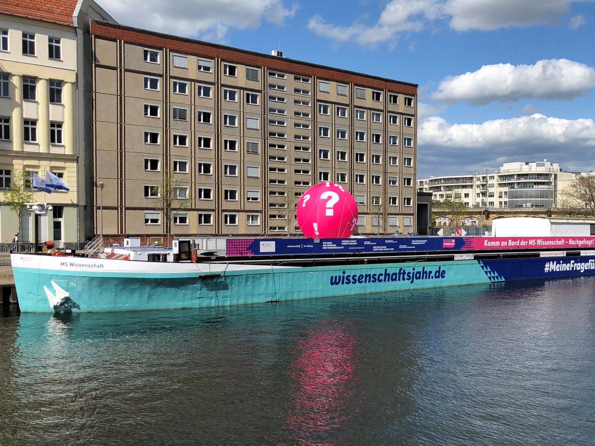 dfg_public's tweet photo. 🔎Ein Blick unter Deck @_mswiss: Seit dieser Woche ist das Ausstellungsschiff unterwegs für das @w_jahr "Nachgefragt!". 5 #DFG-Exponate reisen mit u. zeigen ihre Arbeit zu #Tiefsee, #VisualComputing, #Milchstraßensystem, #FutureRuralAfrica u. #Klimasysteme https://t.co/CD33weTTw1 https://t.co/lz5NSnfWpl