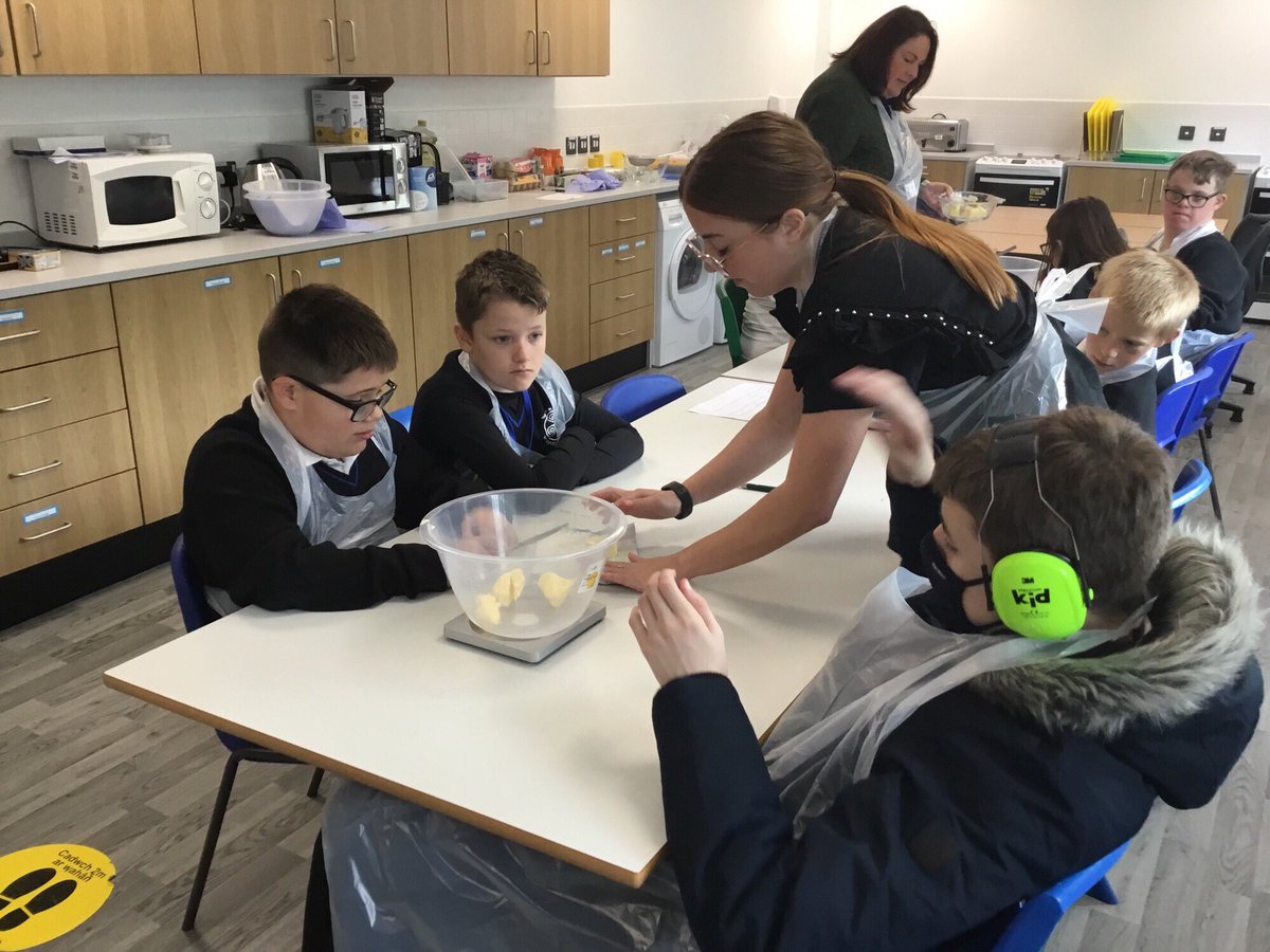 islwynsrb's tweet photo. Another show of creativity in Cynon this week as we continued to look at pop-art in the form of Roy Lichtenstein. We also enjoyed baking fairy cakes 🎂. #delicioustreats #livelifeincolour https://t.co/RDTKFzYgry