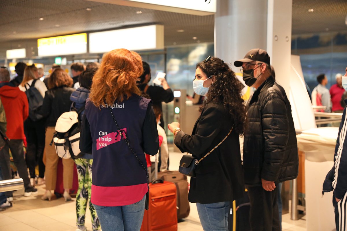 Dit weekend verwachten we 120.000 vertrekkende reizigers op Schiphol. We spannen ons er voor in om de wachttijden zo beperkt mogelijk te houden. Bereid je alvast goed voor op jouw reis. Bijvoorbeeld door alvast online in te checken. nieuws.schiphol.nl/120000-vertrek…