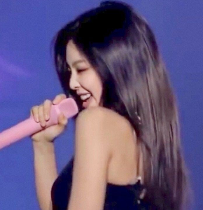 I am so in love with Jennie's sexy side profile 🥵🔥 #JENNIE