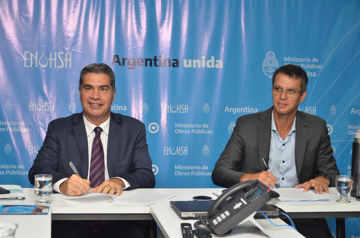 ale_phatouros's tweet photo. Con los convenios firmados entre @EnriqueCresto, Administrador del @Enohsa, y el gobernador @jmcapitanich se garantiza el financiamiento para las obras de extensión de redes domiciliarias de agua potable en cinco localidades de #Chaco.
#DNPRI
#Enohsa
#ObrasPúblicas
#Katopodis https://t.co/U7DLbZ0ZLF