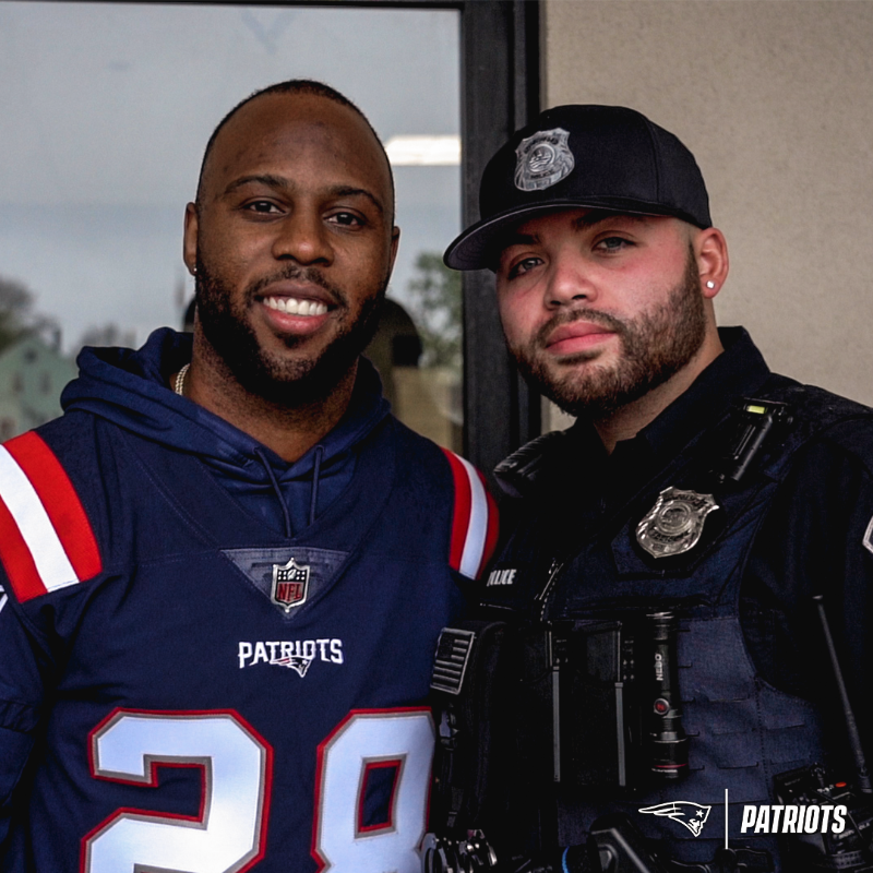 Patriots's tweet photo. Picture this: you get pulled over for a broken headlight, only to be surprised with a free repair voucher from @SweetFeet_White.

Thanks to @NewBedfordPD’s Lights On! program, this past Wednesday, local drivers got to experience just that: https://t.co/vdtYVrBUH5