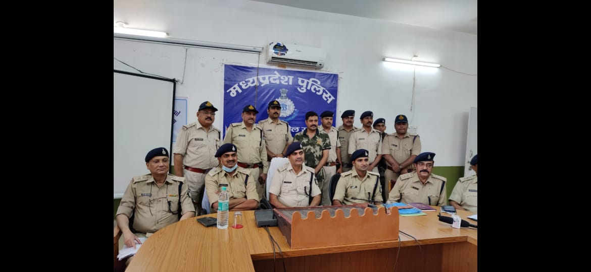 शिवपुरी पुलिस ने गणेश कॉलोनी मे हुई डकैती का पर्दाफास कर दो आरोपियों को गिरफ्तार कर माल बरामद किया । <a href="/DGP_MP/">DGP MP</a> <a href="/IgpGwalior/">IGP GWALIOR</a> <a href="/DigGwalior/">DIG Gwalior</a> <a href="/PHQ_Editorial/">Editorial_Board</a> <a href="/projsshivpuri/">PRO JS Shivpuri</a>