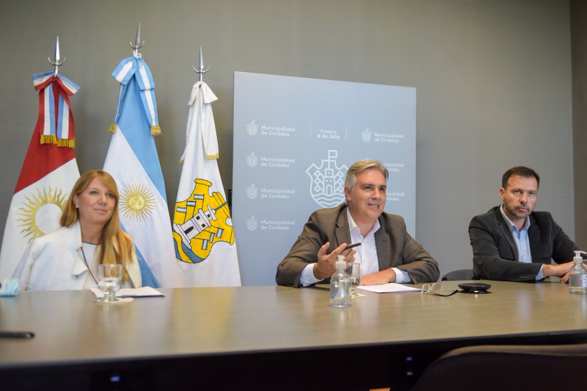RRIIMuniCba's tweet photo. 🇦🇷🇺🇾CÓRDOBA - MONTEVIDEO🤝

El intendente @MartinLlaryora junto a @Ale_Torres60, @JorgeFolloni y @rodriceballos, participaron de una reunión virtual con la intendenta de @montevideoIM , @CosseCarolina. https://t.co/8b5MilgC7y
