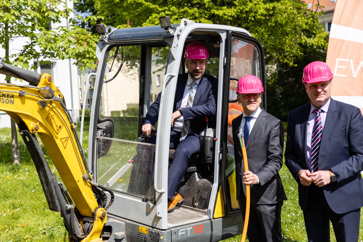 SMWA_SN's tweet photo. Die @deutschetelekom beschleunigt den Glasfaser-Ausbau in #Dresden! ℹ️ Stadteile #Cotta und #Gruna profitieren noch bis Ende 2022!
💬 @MartinDulig:„Ich freue mich, dass der eigenwirtschaftliche Ausbau der Glasfasernetze durch die Telekommunikationsunternehmen in Schwung kommt." https://t.co/gBC20JZRpL