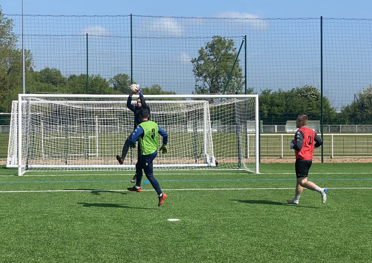 Formation Éducateur des gardiens de but (CFEGB) à Lisieux en présence notamment de Mickael BOULLY, entraîneur des gardiens du <a href="/ParisFC/">Paris FC</a> et de Sébastien Moncé <a href="/SMCaen/">Stade Malherbe Caen</a> ⚽️
Deux journées enrichissantes pour les 8 stagiaires présents ☑️ #IR2F