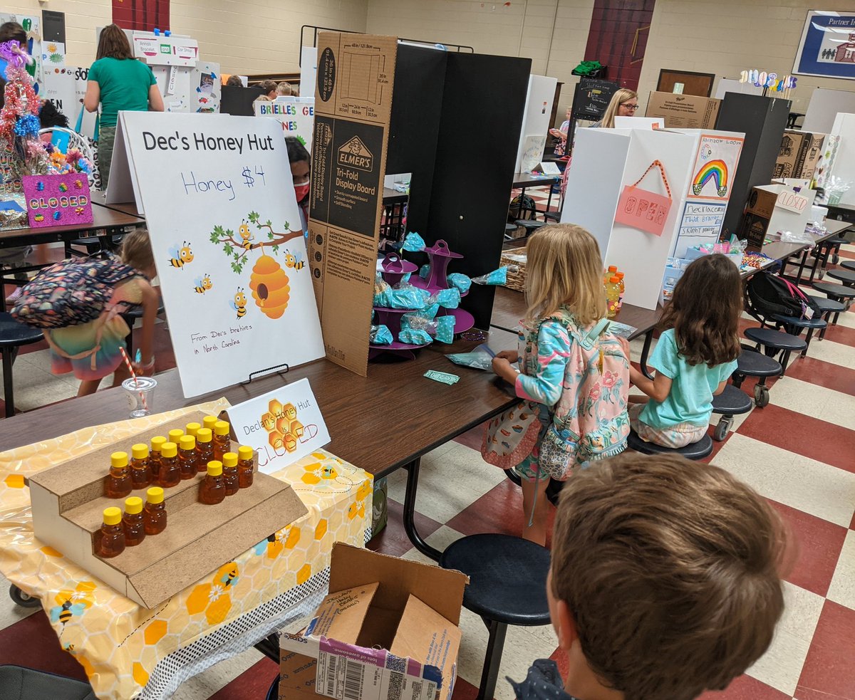 davistigers87's tweet photo. 1st grade Market Day might be the best one yet! These students shared their talent while studying goods, services, saving and spending. #theDavisDifference @CobbSchools @KristinErbskorn @StegallKristen @BelongiaKathy https://t.co/LqrPGAQ1h0