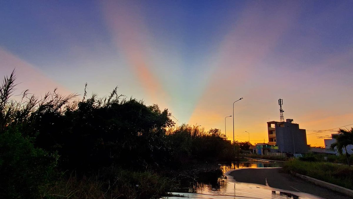 HoangHo92054993's tweet photo. Sunset colors!
#sunset #colorful #colorsky https://t.co/4rvoigCDqv